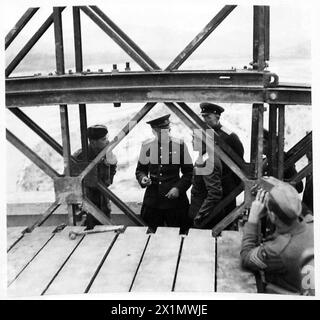 ITALIEN: ACHTE ARMEE - Generalmajor Vasiliew inspiziert die im Bau befindliche Bailey-Brücke über den Fluss Sangro, britische Armee Stockfoto