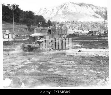 ITALIEN: FÜNFTER ARMYWITH DER AMERIKANER AN DER VENAFRO-FRONT - ein amerikanischer 2 1/2 Tonnen-Versorgungswagen, der auf einer der überfluteten Straßen in die Vorwärtsgebiete der British Army fährt Stockfoto