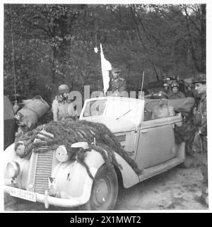 DIE DEUTSCHEN SUCHEN NACH HAMBURG FRIEDEN - das Auto "Frieden" fährt auf die deutschen Linien, britische Armee, 21. Armeegruppe Stockfoto