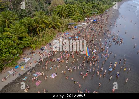 Luftaufnahme des Envision Festivals am Strand von Costa Rica, LGTB Flagge, Gymnastik Stockfoto