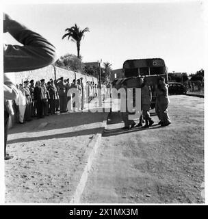 Die Beerdigung von vier britischen Armeeoffizieren, die bei einem Flugunfall getötet wurden, findet auf dem britischen Friedhof in Old Cairo statt. Zu den Teilnehmern zählen Militärpersonal, das Major General V.V. Pope, Brigadier R.E. Russell, Brigadier E.S. Unwin und Captain G.R. Amery respektiert. Stockfoto
