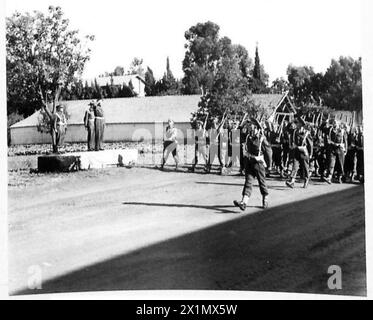 NORTH AFRICARASC ZEREMONIELLER MARSCH VORBEI - Major General Galloway feiert den Gruß, während die Parade vorbei marschiert, British Army Stockfoto