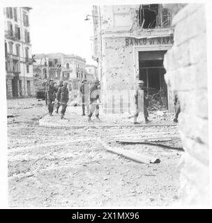 ITALIEN: 8. ARMEEEINTRITT IN ORTONA - Eine Patrouille der Seaforth Highlanders von Kanada auf der Suche nach feindlichen Elementen, British Army Stockfoto