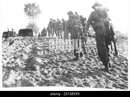 ITALIEN: DIE FÜNFTE ARMEE LANDET IN DER BUCHT VON SALERNO, SÜDLICH VON NEAPEL – einige der ersten britischen Truppen zogen von den Stränden in Richtung Salerno, britische Armee Stockfoto