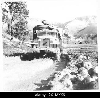 ITALIEN: FÜNFTER ARMYWITH DER AMERIKANER AN DER VENAFRO-FRONT - amerikanische Fahrzeuge fahren durch ein Schlammmeer, britische Armee Stockfoto