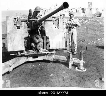 Britische Armeegeschütze verteidigen nach deutschen Gegenangriffen neu eroberte Positionen in Termoli, Italien, wobei Sgt. Mackie und seine Bofors-Crew feindliche Flugzeuge abschießen und beschädigen, was Artillerie- und Luftabwehroperationen veranschaulicht. Stockfoto