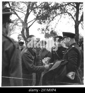 TÜRKISCHE MILITÄRMISSION BESUCHT NORDAFRIKA - General Alexander begrüßt die türkischen Offiziere in seinem Hauptquartier der britischen Armee Stockfoto