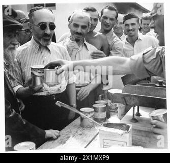 Die britischen Armeeangehörigen der Achten Armeefront in Italien erhalten während der Invasion Verpflegung im Rahmen der täglichen Operationen. Stockfoto