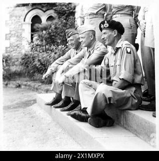 GENERAL DWIGHT D EISENHOWER 1942 - 1945 - General Eisenhower flankiert von General Montgomery und General Patton während Eisenhowers Besuch im Hauptquartier von Montgomery, Eisenhower, Dwight David Stockfoto