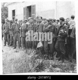 FÜNFTE ARMEE: ALLIIERTER ANGRIFF IM ANZIO-BRÜCKENKOPF – Eine große Anzahl deutscher Gefangener, die während der Offensive gefangen genommen wurden, britische Armee Stockfoto