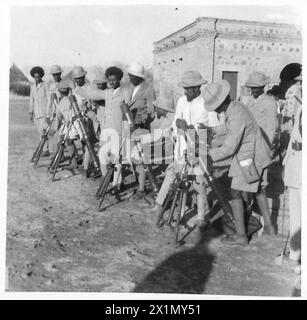 ÄTHIOPISCHE KRIEGER HELFEN BRITISCHEN TRUPPEN - abessinische Krieger kämpfen jetzt für Großbritannien in ihrem eigenen Land. Guerillagruppen, die auf dem sudanesischen Territorium in der Nähe von feindlichen Lagern auf der anderen Seite der Grenze stationiert sind, rasten nachts auf faschistische Posten und schikanieren ihre Konvois, während sie sich langsam von Addis Abbasa nach Westen bewegen. Gut bewaffnet mit modernen Waffen, die ihnen von Großbritannien geliefert werden, sind diese abyssinischen Hilfskräfte eine wertvolle Hilfe für unsere Streitkräfte in ihrem Feldzug gegen Mussolinis afrikanisches Reich der Easr. Äthiopische Krieger mit ihren Grabenmörsern, fotografiert innerhalb von ein paar Meilen von der Grenze zu Abessinien, Britis Stockfoto