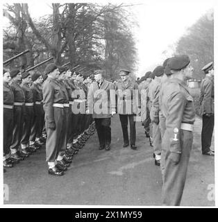 ALLIIERTE KOMMANDEURE BESUCHEN BRITISCHE UND AMERIKANISCHE TRUPPEN - General Eisenhower inspiziert Truppen der 11. Husaren, British Army Stockfoto