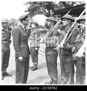 DUKE OF KENT INSPIZIERT ROYAL FUSILIERS - der Duke spricht mit dem Sergeant einer Ehrenwache der britischen Armee Stockfoto