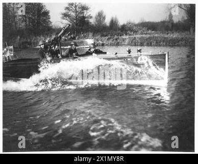 PATROUILLEN AUF DEN BINNENWASSERSTRASSEN GROSSBRITANNIENS - volle Geschwindigkeit voraus. Einer der Starts auf Patrouille, britische Armee Stockfoto