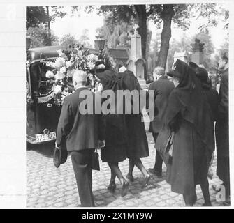 ZEREMONIELLE BEERDIGUNG DER BRÜSSELER POLIZEI, ERSCHOSSEN VON DEN DEUTSCHEN - Familien, die den Leichenwagen durch das Friedhofsgelände folgen, britische Armee, 21. Armeegruppe Stockfoto