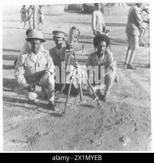 ÄTHIOPISCHE KRIEGER HELFEN BRITISCHEN TRUPPEN - abessinische Krieger kämpfen jetzt für Großbritannien in ihrem eigenen Land. Guerillagruppen, die auf dem sudanesischen Territorium in der Nähe von feindlichen Lagern auf der anderen Seite der Grenze stationiert sind, rasten nachts auf faschistische Posten und schikanieren ihre Konvois, während sie sich langsam von Addis Abbasa nach Westen bewegen. Gut bewaffnet mit modernen Waffen, die ihnen von Großbritannien geliefert werden, sind diese abyssinischen Hilfskräfte eine wertvolle Hilfe für unsere Streitkräfte in ihrem Feldzug gegen Mussolinis afrikanisches Reich der Easr. Äthiopische Krieger mit ihren Grabenmörsern, fotografiert innerhalb von ein paar Meilen von der Grenze zu Abessinien, Britis Stockfoto