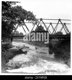 SCHULE DER MILITÄRTECHNIK UND SCHULE DER SIGNALE - Ein leichter Panzer, der die Inglis Bridge Mk.III überquert, die von den NCOs gebaut wurde, British Army Stockfoto