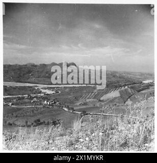 8. ARMEE : VERSCHIEDENE - (Verbünde -up) das Land, über das die 4. Indische Division durchziehen muss. Die Deutschen hielten fast alle Hügel in diesem Panorama, und sie zermürbten und beschossen den Fluss Marecchia und das Tal, das sich zwischen den Bergen windet. Das ist das Land nördlich des Bundesstaates San Marino, britische Armee Stockfoto