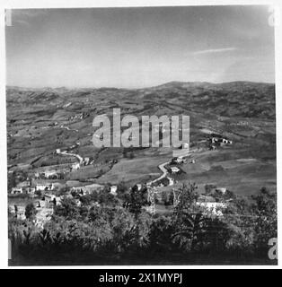 FÜNFTE ARMEE : VERSCHIEDENE - (SCHLIESSEN SIE SICH AN) der Blick nördlich von den Hängen des Mount Gatta über die kleine Stadt Castiglione Dei Pepoli, die man 19200/201 gesehen hat. Diese Stadt ist etwa ein Drittel des Weges durch die Appenines, und der höchste Kamm entlang dieser Autobahn ist etwa eine Meile (1,6 km) zurück. Zwischen Bologna und Bologna gibt es jedoch noch viel mehr Grate, die von der S.S. Division in diesem Sektor, der British Army, stark verteidigt werden Stockfoto