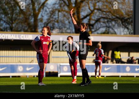 Aston Villa Torhüterin Anna Leat (nicht im Bild) zeigt eine rote Karte von Match-Schiedsrichterin Melissa Burgin (rechts) während des Spiels der Barclays Women's Super League in Kingsmeadow, London. Bilddatum: Mittwoch, 17. April 2024. Stockfoto