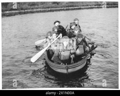 Die Londoner Irish Rifles-Pfeifenband paradiert in der Nähe von Tunbridge Wells im Eastern Command, begleitet von ihrem irischen Wolfshund-Maskottchen unter der britischen Armee. Stockfoto