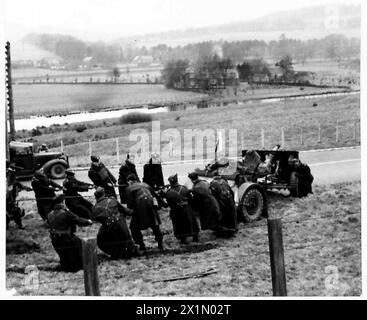Ein 25-Pfünder-Artilleriegewehr, das feindliche Kräfte repräsentiert, wird während einer Divisionsübung der britischen Armee in Schottland in Position gebracht, um die Einsatzverfahren der Artillerie zu demonstrieren. Stockfoto