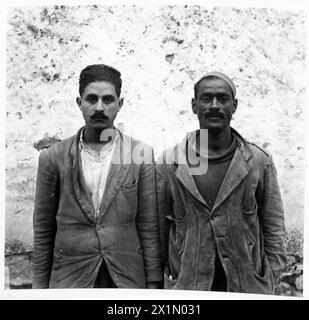 ITALIEN: 8. ARMYITALIAN GEFANGENENLAGER FLUCHT - die beiden Araber, die bei der Partei waren. Von links nach rechts: Rajab Mohamid Naji CPL. Adbo Hasson, beide vom Pioneer Corps. Sie wurden im Januar 1941 in Griechenland gefangen genommen und waren für 1 1/2 Jahre in einem deutschen Gefangenenlager, später wurden sie in ein italienisches Lager überführt, wo sie weitere 18 Monate verbrachten. Beide Männer stehen in Palästina, der britischen Armee Stockfoto