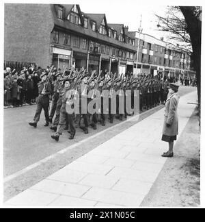 BESUCH DER PRINZESSIN ROYAL IN Einem BATAILLON DES FLACHLAND-REGIMENTS - der Garde of Honour marschiert vorbei an HRH, die den Gruß nahm, britische Armee Stockfoto