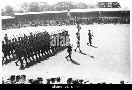 205. JAHRESTAG DER LANCASHIRE FUSILIERS, (20.) CATTERICK CAMP - DER MARSCH VORBEI. Truppe der Regimentsfarbe durch das 2. Bataillon der britischen Armee Stockfoto