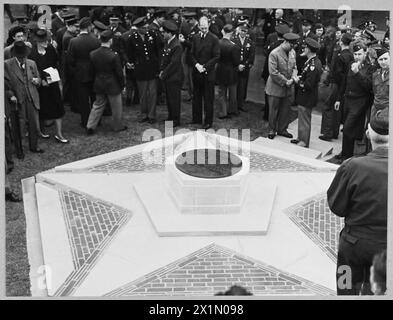 AMERICAN MEMORIAL IM RAF-TRANSPORTKOMMANDO H.Q. - 15921 Foto veröffentlicht 1945 Shows - Offiziere und Männer der R.A.F. und der U.S.A.A.F. inspizieren das Denkmal nach der Zeremonie, Royal Air Force Stockfoto