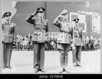 DIE POLNISCHE LUFTWAFFE IN GROSSBRITANNIEN, 1940-1947 – die neue polnische Luftwaffe wurde von Frauen und ihren Familien in Wilno (Wilno) in Polen, damals unter der sowjetischen Besatzung, eingeführt und von japanischen Diplomaten nach Schweden geschmuggelt, von wo sie schließlich im März 1941 Großbritannien erreichte. Air Marschall Charles Portal, Oberbefehlshaber des Bomberkommandos der RAF, und General Władysław Sikorski, C-in-C der polnischen Streitkräfte, begrüßten bei der neuen Standardpräsentationszeremonie der polnischen Luftwaffe in der RAF Swinderby am 16. Juli 1941. Sie werden von Air Vize Marschall Stanisław Ujejski, dem General, begleitet Stockfoto