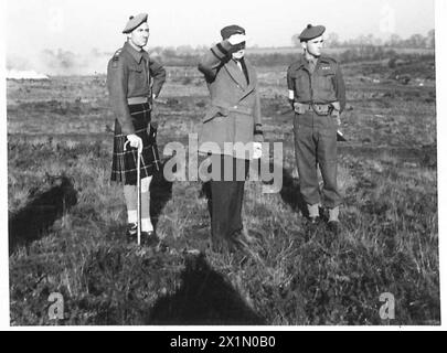 ALLIIERTE KOMMANDEURE BESUCHEN BRITISCHE UND AMERIKANISCHE TRUPPEN - General Eisenhower mit zwei britischen Offizieren, die eine Demonstration beobachten, British Army Stockfoto