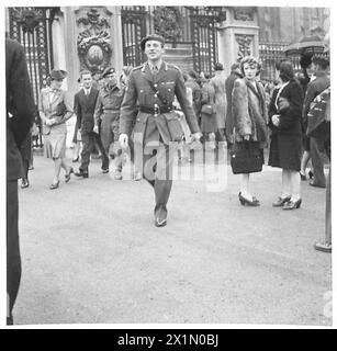 BRITISCHE 6. LUFTLANDEDIVISION: EINSETZUNG - General Bols, DSO verlässt den Palast, britische Armee Stockfoto