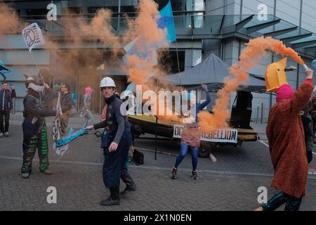 REKORDDATUM NICHT ANGEGEBEN Ocean Rebellion Deep Sea Mining Protest Rave in London Ocean Rebellion ODER veranstaltet ein Protestkonzert gegen einen Tiefseebergbaugipfel im Hilton in Canary Wharf, um seine schädlichen Auswirkungen auf die Meereslebewesen hervorzuheben. Der Tiefseebergbau, bei dem Manganknollen aus dem Meeresboden für die Verwendung in grünen Technologien gewonnen werden, verursacht vermutlich erhebliche Umweltschäden. Sie entzieht dem Meeresboden Leben, setzt Sedimentfedern frei und erzeugt Geräusche, die Meerestiere verwirren. Die Lärmbelästigung durch den Tiefseebergbau ist hundertmal lauter als ein Raketenstart. Eins Stockfoto