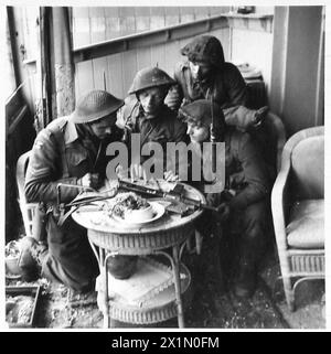 STRASSENKÄMPFE IN ARNHEIM - CPL. Dickens of Bangor, Essex Regiment, zeigt seinen Männern ihren Patrouillenbereich in der Stadt, British Army, 21st Army Group Stockfoto