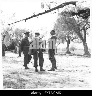 ITALIEN: ACHTE ARMEEKONFERENZ IM TAC-Hauptquartier – Brigadier Lister, Brigadier McCarter und General Leese, britische Armee Stockfoto