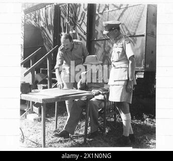 PREMIERMINISTER BESUCHT DIE ACHTE ARMEE - General Leese erklärt dem Premierminister mit Hilfe von Karten die Kampfsituation. Auf der rechten Seite ist General Alexander, britische Armee Stockfoto