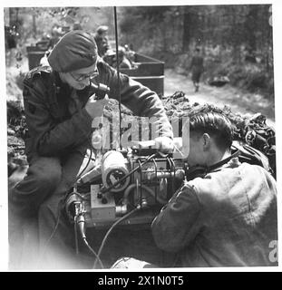 Personal überprüft ein Mk.3-Funkset Nr. 19, das in einem M.14-Fahrzeug installiert ist, während der Vorbereitungen für die Second Front, British Army. Stockfoto