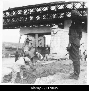 ACHTE ARMEE: RIESIGE BAILEY-BRÜCKE GEFÄHRDET - Jeme Indar Singh beobachtet seine Männer bei der Arbeit nahe der Ubique-Brücke, British Army Stockfoto