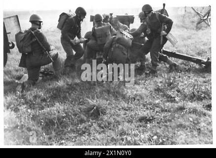 Kommandanten der Armee und der Luftwaffe beobachten, wie die Luftlandeartillerie während einer Demonstration der britischen Luftlandedivision zum Einsatz kommt. Stockfoto