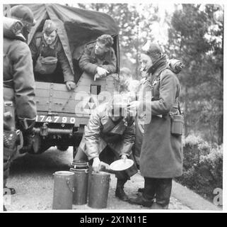 Während einer Scheinkampfübung erhalten zwei Divisionen heiße Rationen, was Verbesserungen in der britischen Armee-Feldverpflegung und Versorgungslogistik demonstriert. Stockfoto