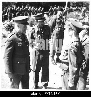 LORD MAYOR OF LONDON ÜBERREICHT BUGGLOCKENFRAGMENTE Einer LONDONER DIVISION - der Lord Mayor spricht mit Offizieren. Bei ihm ist die chinesische Regierung, die die Division der Britischen Armee kommandiert Stockfoto