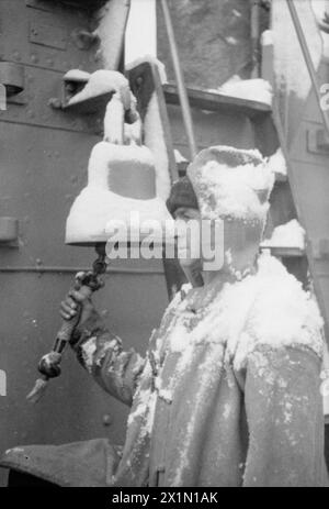 BRITISCHE MARINEAKTIVITÄTEN IM WINTER. 20. JANUAR 1942: ROSYTH, ZERSTÖRER IM HAFEN UNTER ARKTISCHEN BEDINGUNGEN. - Der Quartiermeister schlägt die Glocke, Stockfoto