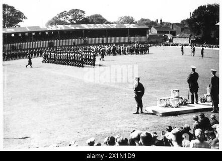 205. JAHRESTAG DER LANCASHIRE FUSILIERS, (20.) CATTERICK CAMP - DER MARSCH VORBEI. Truppe der Regimentsfarbe durch das 2. Bataillon der britischen Armee Stockfoto