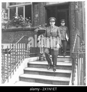 Negativ - der Oberbefehlshaber, General Sir Alan Brooke, verlässt 17 Cadogan Gardens mit Lieutenant Colonel J. V. McCormack, der britischen Armee Stockfoto