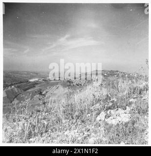 8. ARMEE : VERSCHIEDENE - (Verbünde -up) das Land, über das die 4. Indische Division durchziehen muss. Die Deutschen hielten fast alle Hügel in diesem Panorama, und sie zermürbten und beschossen den Fluss Marecchia und das Tal, das sich zwischen den Bergen windet. Das ist das Land nördlich des Bundesstaates San Marino, britische Armee Stockfoto