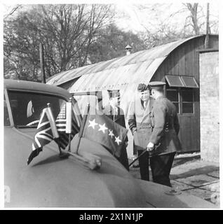 ALLIIERTE KOMMANDEURE BESUCHEN BRITISCHE UND AMERIKANISCHE TRUPPEN - General Eisenhower steigt in sein Auto, nachdem er die 11. Husaren der britischen Armee inspiziert hatte Stockfoto