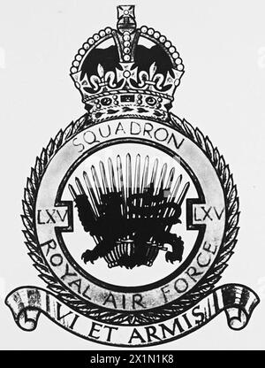 ABZEICHEN DER SCHLACHT DER BRITISCHEN STAFFEL. - Das Abzeichen der No.LXV-GESCHWADER, deren Motto "VI ET ARMIS" lautet, Royal Air Force Stockfoto