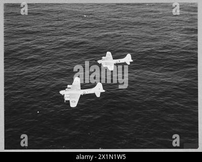 KÜSTENFESTUNGEN BEDECKEN WEITE TEILE DES ATLANTIKS. - 11099 Bild (ausgestellt 1943) zeigt Eine Küstenfestung im Flug, Royal Air Force Stockfoto