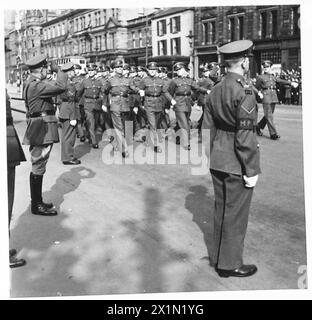 KIRCHENPARADE IN BELFAST - Mitarbeiter der Royal Electrical and Mechanical Engineers marschieren an der Anschlagbasis der British Army vorbei Stockfoto